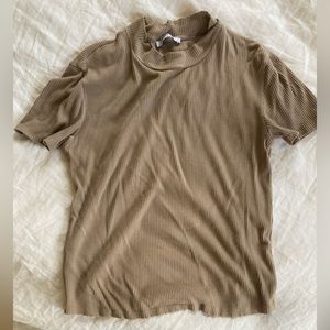 Mockneck ribbed short-sleeved shirt